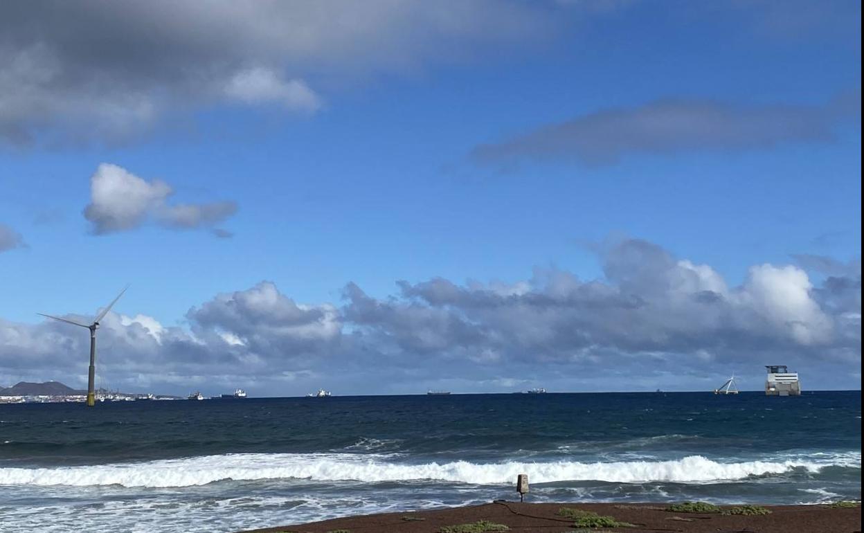 Vista del único aerogenerador marino instalado en España, ubicado en Jinámar, junto a la Plocan. 