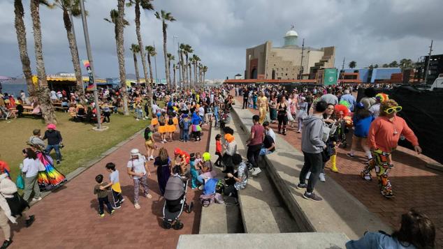 Fotos: El ritmo y el color marcan el pasacalles del carnaval de Las Palmas de Gran Canaria