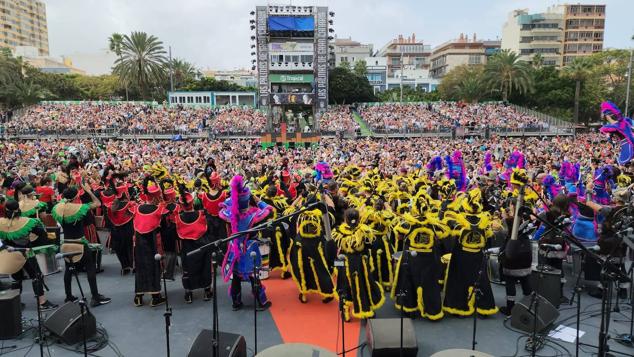 Fotos: El ritmo y el color marcan el pasacalles del carnaval de Las Palmas de Gran Canaria