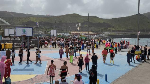 Fotos: El ritmo y el color marcan el pasacalles del carnaval de Las Palmas de Gran Canaria