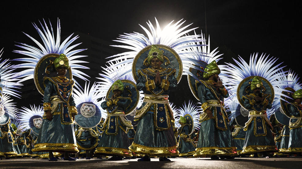 Integrantes de la escuela Paraiso do Tuiuti desfilan durante el segundo día de los desfiles de las escuelas de samba en el Carnaval de Río, en la Avenida Marquês de Sapucaí del Sambódromo en Río de Janeiro (Brasil). 