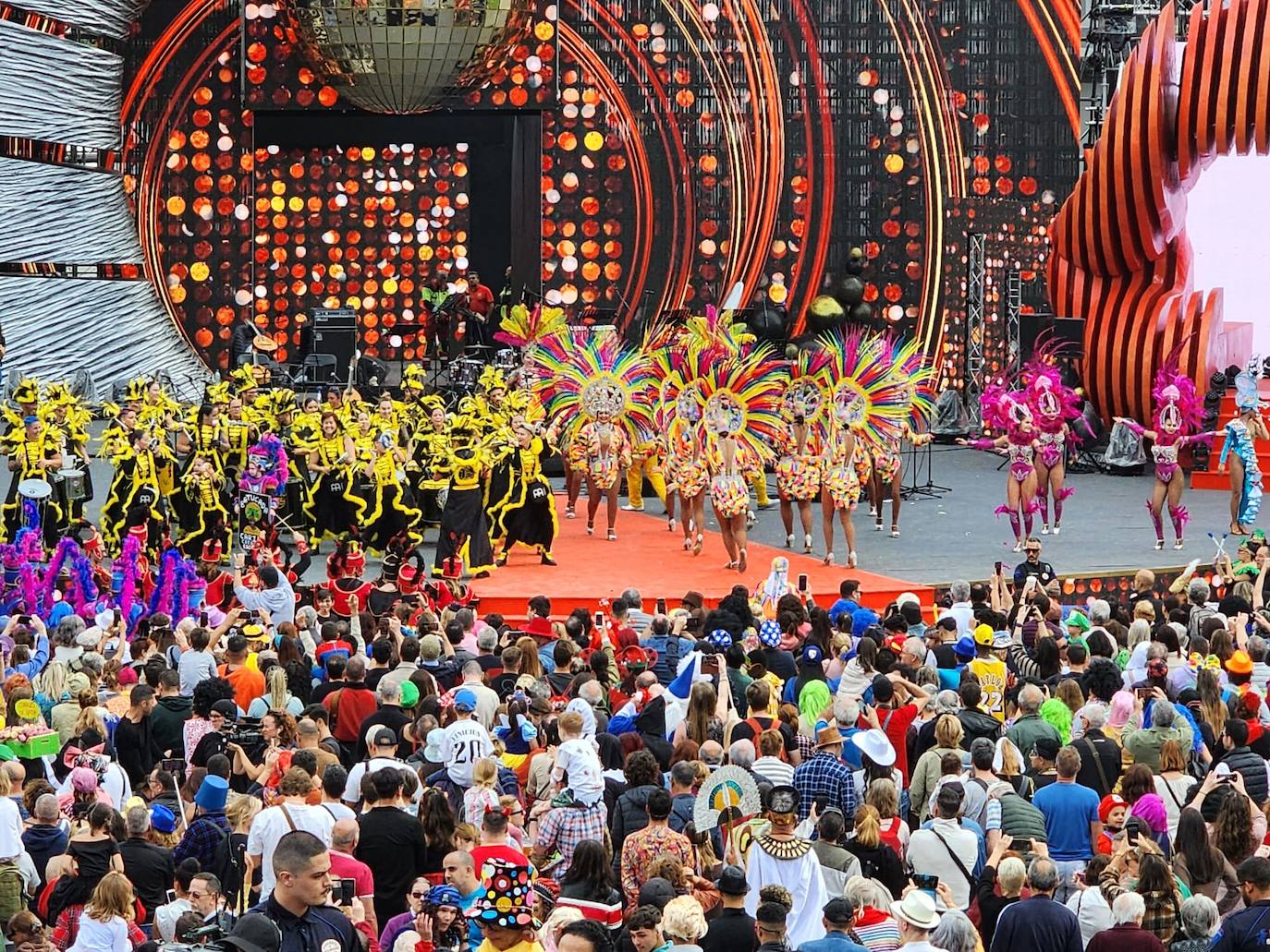 Fotos: El ritmo y el color marcan el pasacalles del carnaval de Las Palmas de Gran Canaria