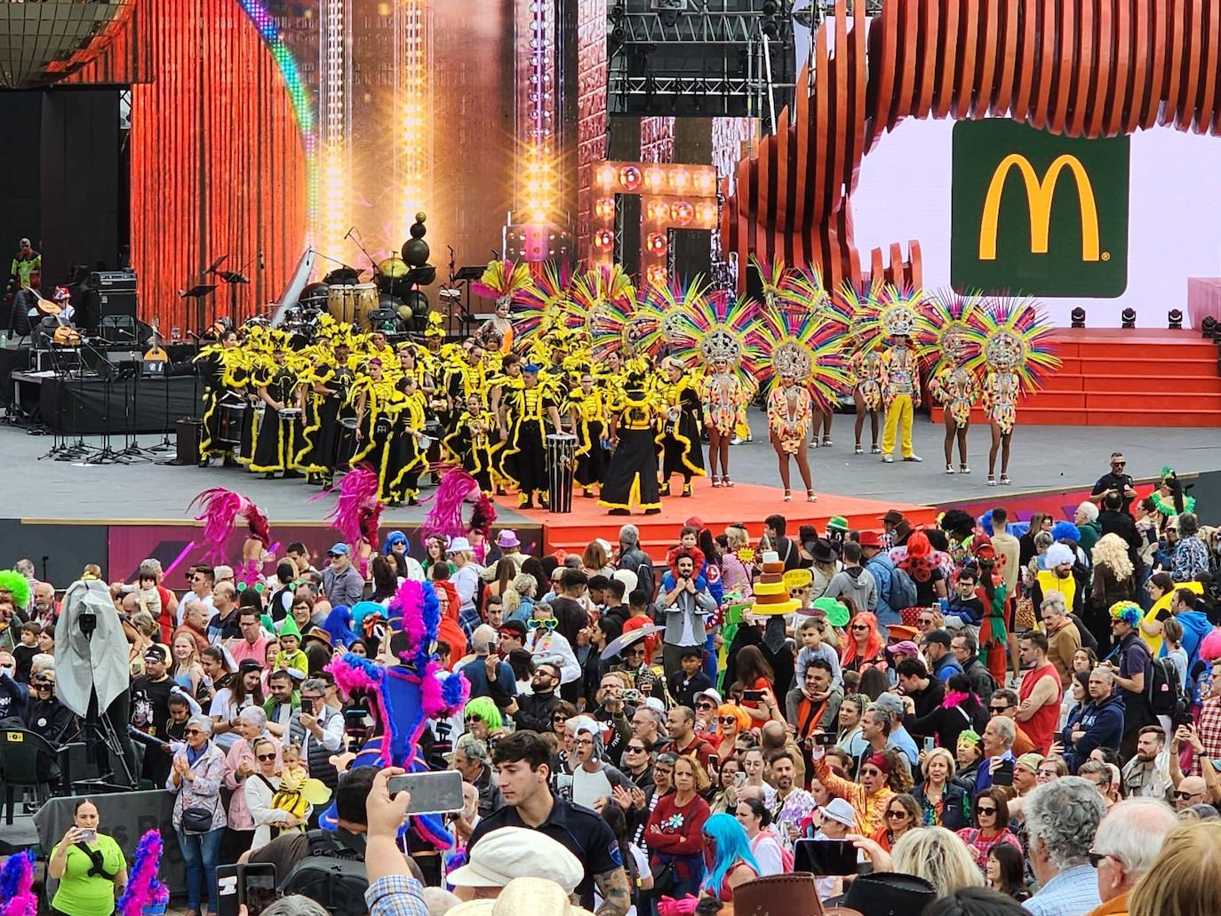 Fotos: El ritmo y el color marcan el pasacalles del carnaval de Las Palmas de Gran Canaria
