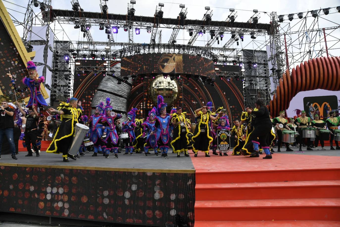 Fotos: El ritmo y el color marcan el pasacalles del carnaval de Las Palmas de Gran Canaria