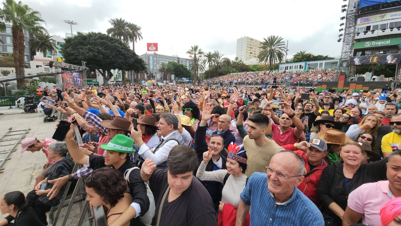 Fotos: El ritmo y el color marcan el pasacalles del carnaval de Las Palmas de Gran Canaria