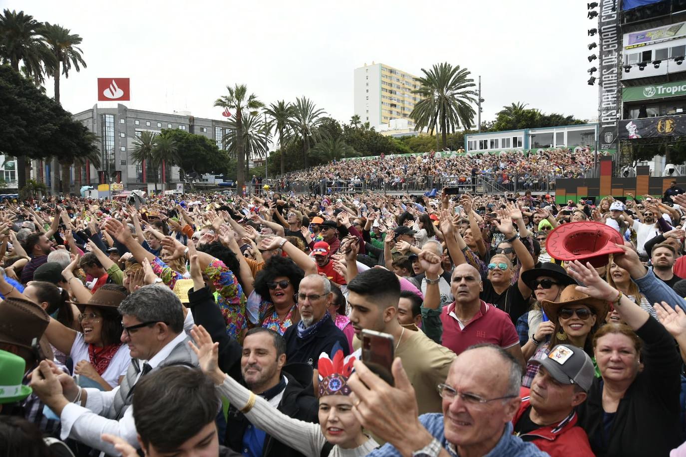 Fotos: El ritmo y el color marcan el pasacalles del carnaval de Las Palmas de Gran Canaria