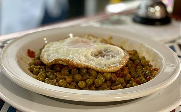 Imagen principal - Arvejas, codillo y carrilleras de La Montanera