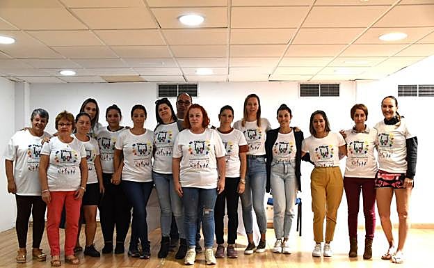 Alcaldesa y concejal posan junto a las madres y padres de las familias afectadas. 