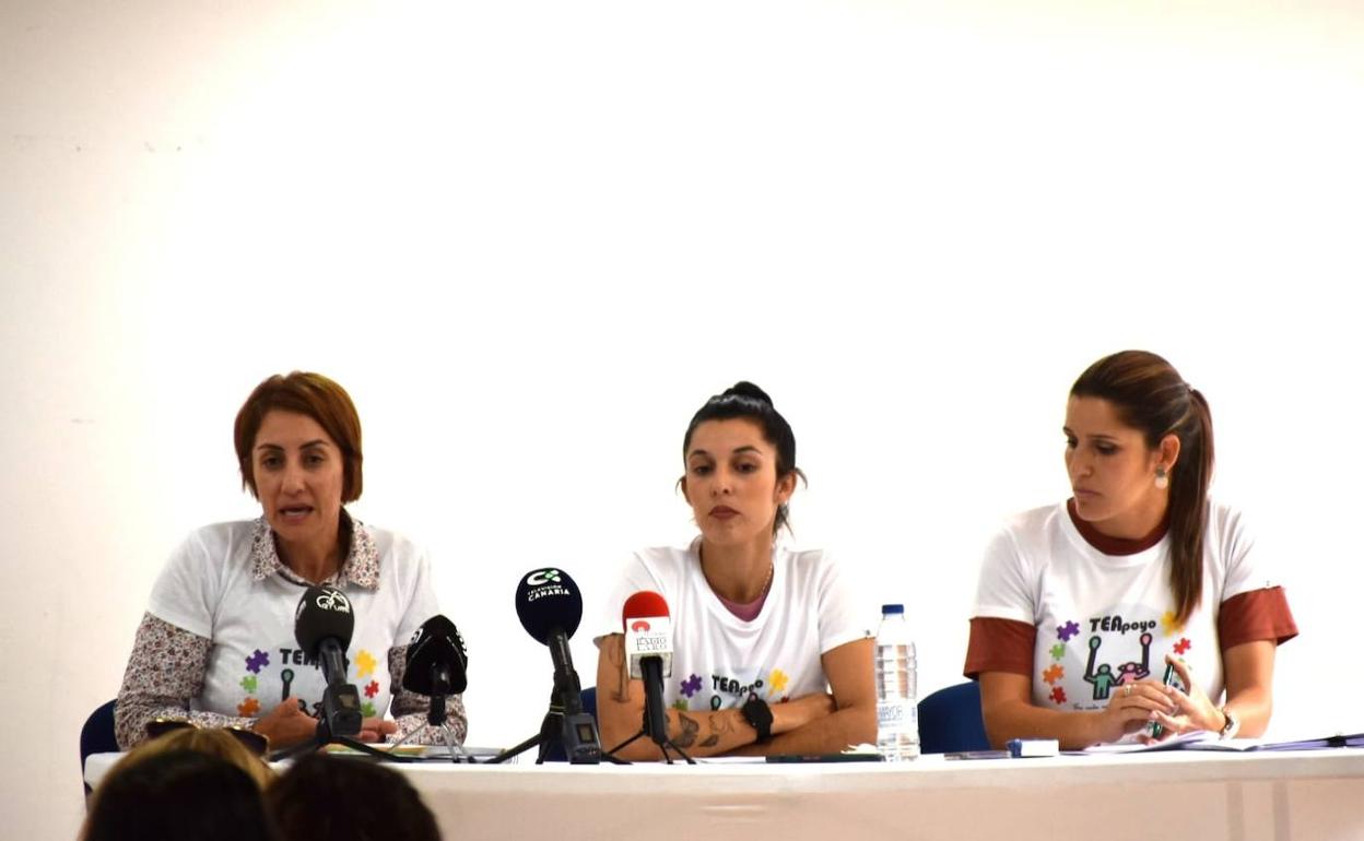 En la imagen de izquierda a derecha, la alcaldesa, Onalia Bueno, Gisela Martín, madre afectada, y Tania Alonso, edil de Servicios Sociales del Ayuntamiento de Mogán. 