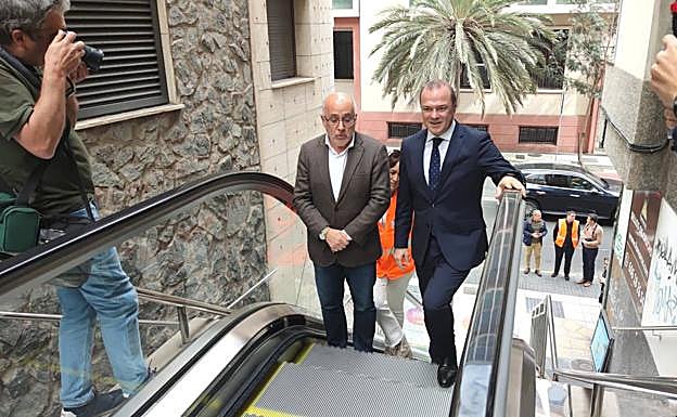 Antonio Morales y Augusto Hidalgo en la puesta en funcionamiento de las escaleras mecánicas de San Nicolás. 