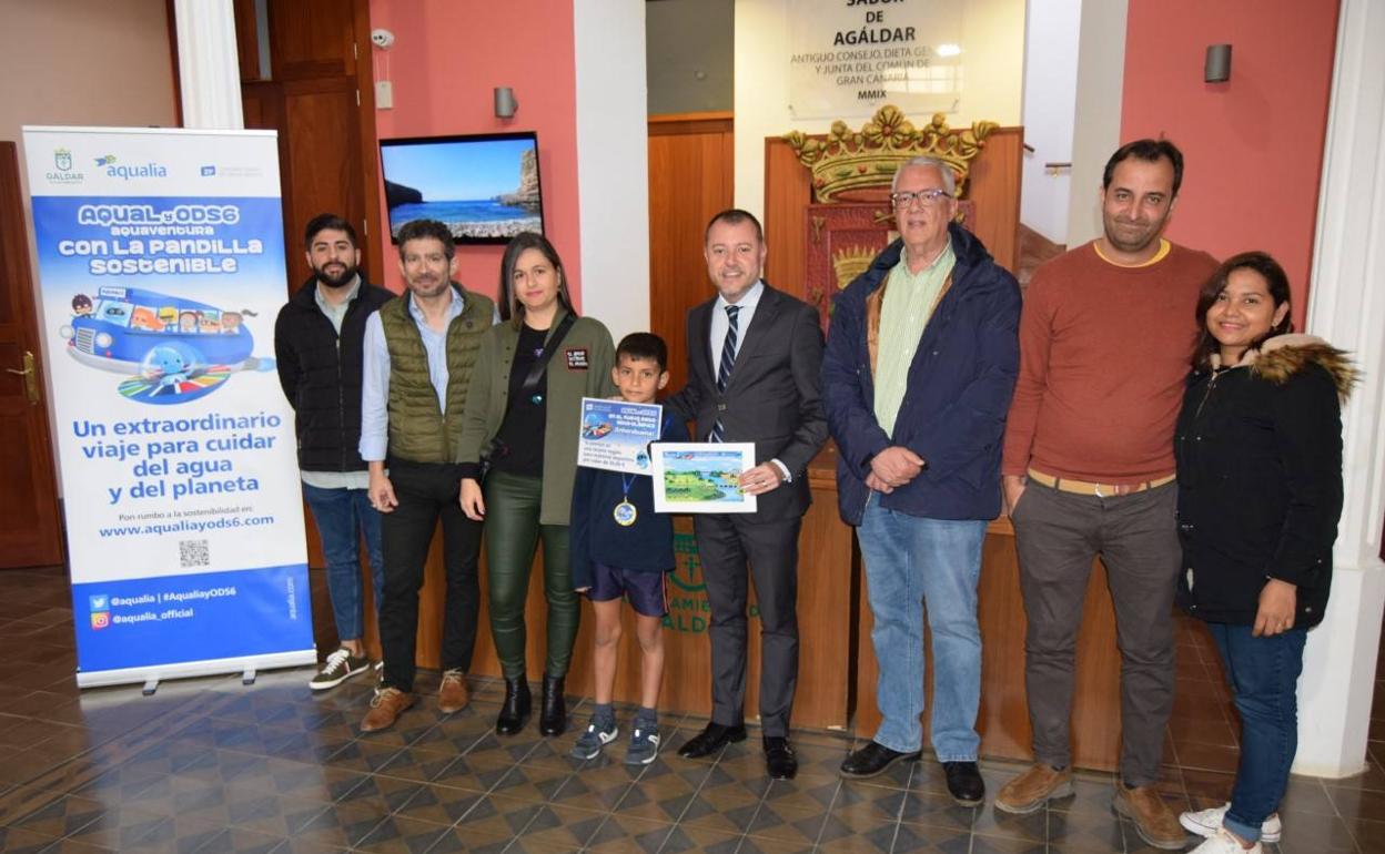 Sebastián Angulo Alvarado recibe el premio de manos de Teodoro Sosa, junto a Carlos Ruiz, su familia y representantes del Antonio Padrón y de Aqualia. 