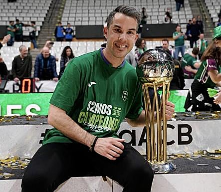 Javier Guerra posa con el trofeo de campeón de la Copa del Rey Badalona 2023. Fue subcampeón con el Granca en 2016. 