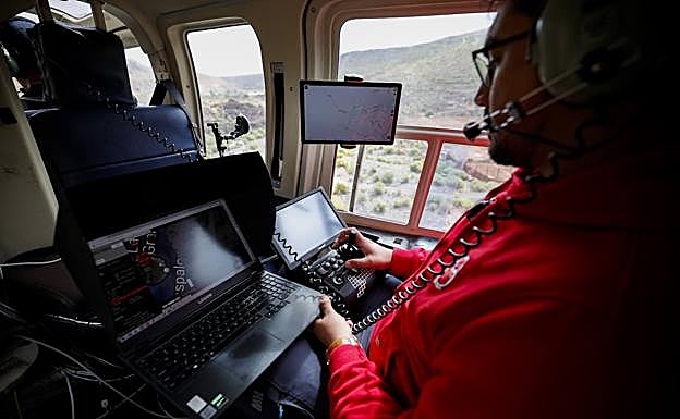 Francisco Belmar, en pleno vuelo y registrando la información en sus aparatos. 