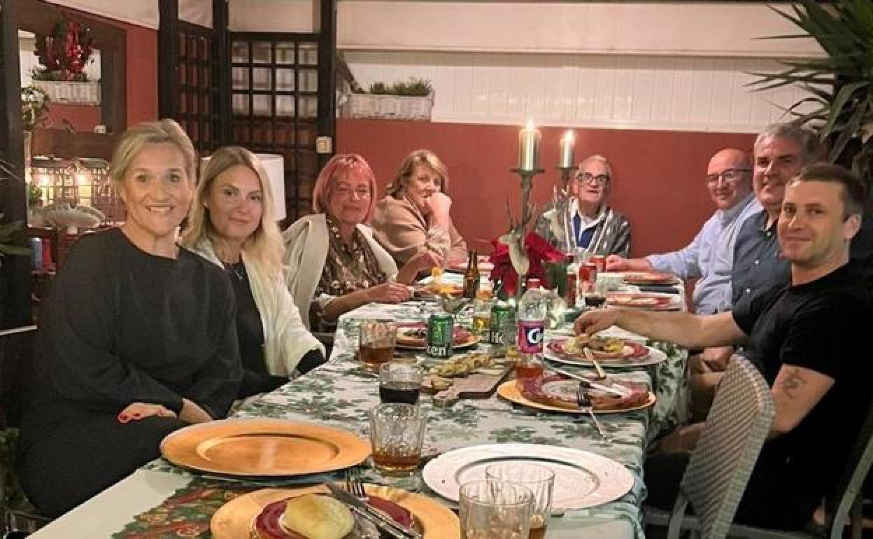 Bea (izquierda) y Miguel (camisa azul) han integrado en su grupo familiar y de amigos a Olha, Olena y su familia (segunda y tercera por la izquierda). 