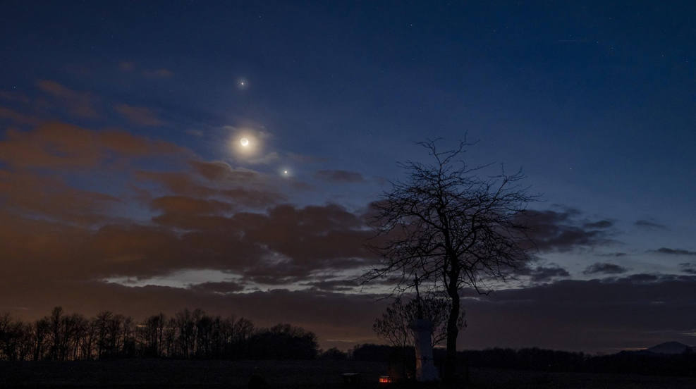 El planeta Júpiter, la Luna (c) y el planeta Venus (d) observados en el cielo fotografiados cerca de Salgotarjan, Hungría. 