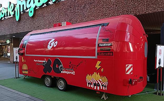 La food truck 'GoXO' estacionada frente a El Corte Inglés de Mesa y López. 