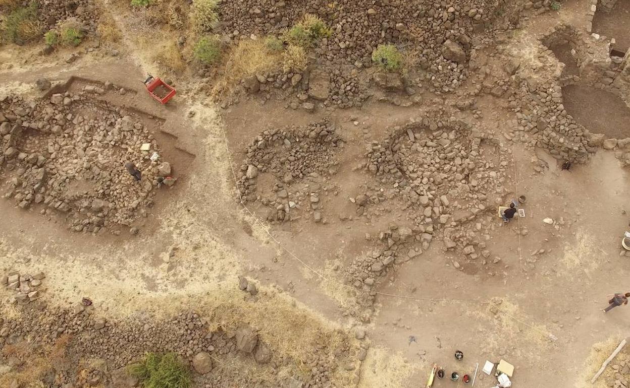 Vista aérea de excavaciones arqueológicas en el yacimiento de La Fortaleza. 