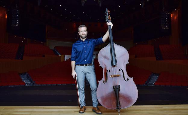 Juan Márquez, con su contrabajo en el Auditorio Alfredo Kraus. 