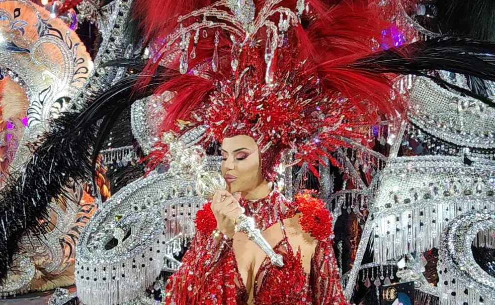 Lola Ortiz, reina del carnaval de Las Palmas de Gran Canaria besa el que ya es su cetro. 