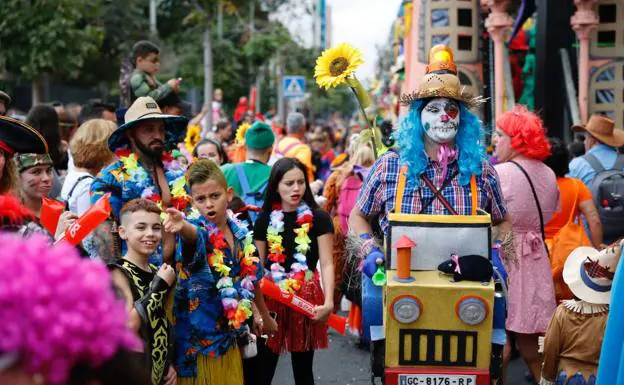 Imagen principal - La cabalgata infantil del carnaval de Las Palmas de Gran Canaria congrega a 50.000 personas