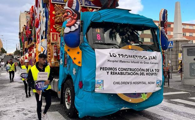Carroza con la pancarta reivindicativa. 