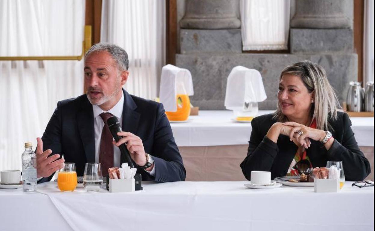El presidente y la gerente del Instituto Insular de Deportes en un acto con medios de comunicación. 