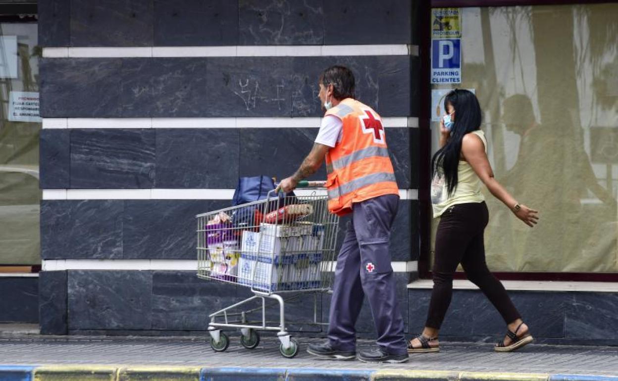 Imagen de archivo del reparto de comida a familias necesitadas. 