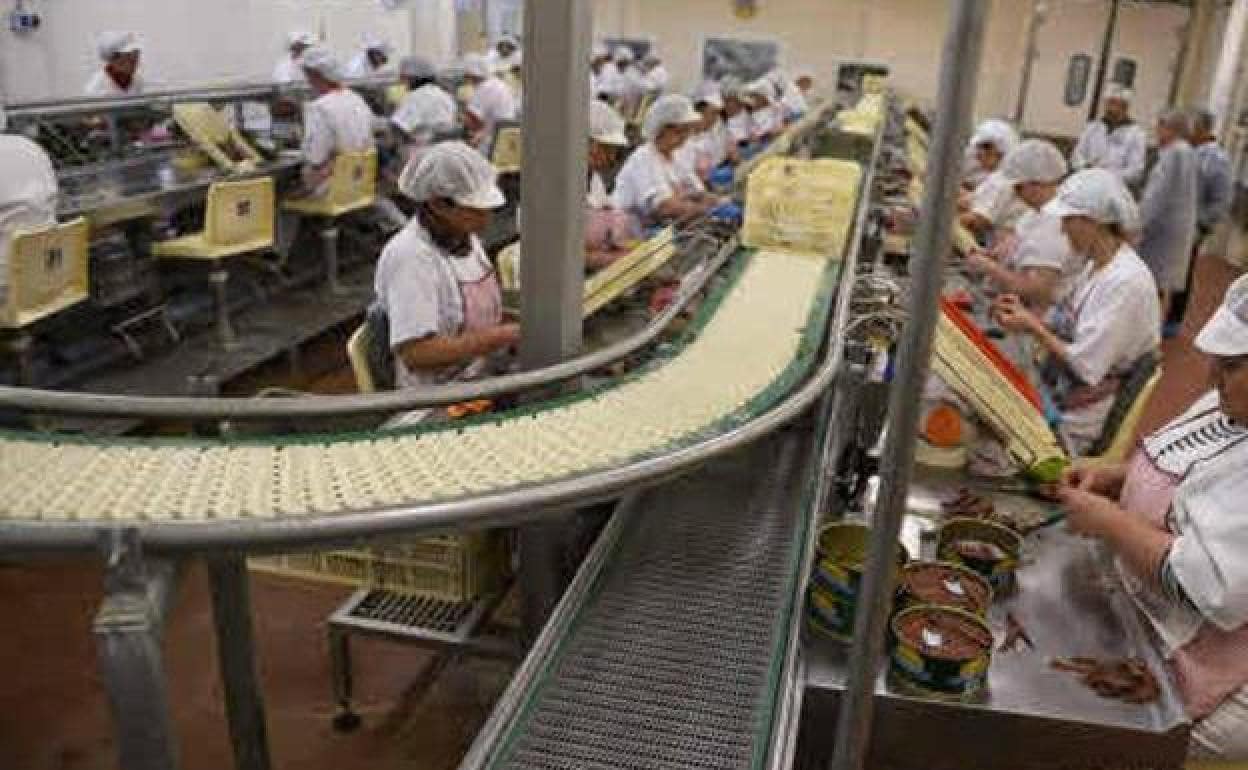 Mujeres trabajando en una conservera