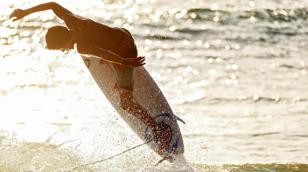 Turistas practican surf en las aguas de la playa de Santa Teresa, en la provincia de Puntarenas (Costa Rica). 