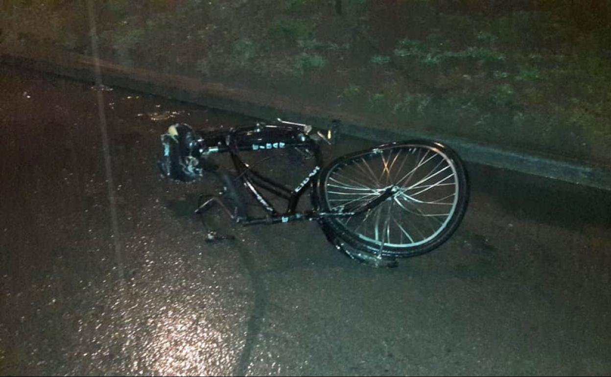 Imagen de archivo de un accidente de bicicleta en la carretera. 