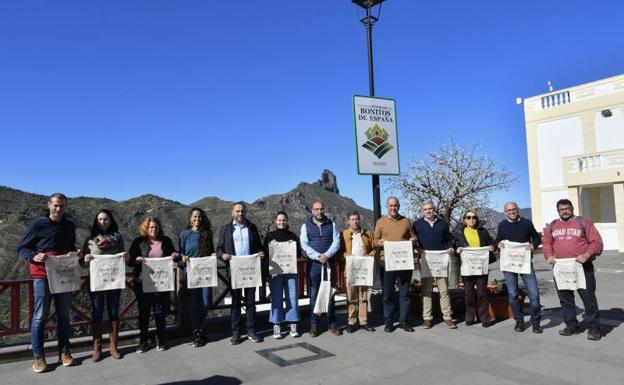 Foto de familia de los asistentes a la Mesa local del Quesos celebrada ayer en Tejeda. 