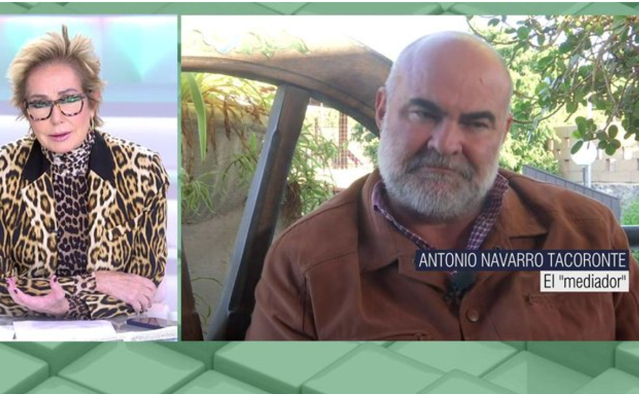 Ana Rosa entrevistando al mediador Antonio Navarro en su programa.