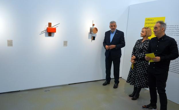 Cynthia Viera y Pablo San José, PSJM, explican unas piezas de su primera etapa a Lluís Serra, rector de la ULPGC.