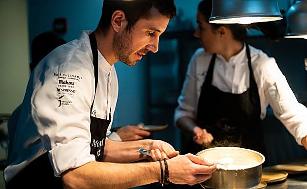 Xune Andrade cocinando junto a la canaria Iciar Pérez en Oviedo. 