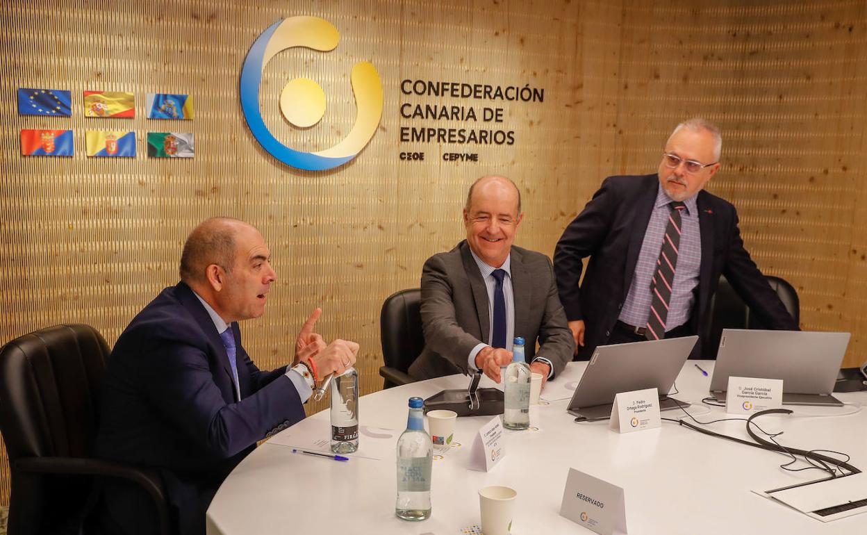 Lorenzo Amor (i) en su reunión con el presidente (c) y vicepresidente (d) de la CCE.