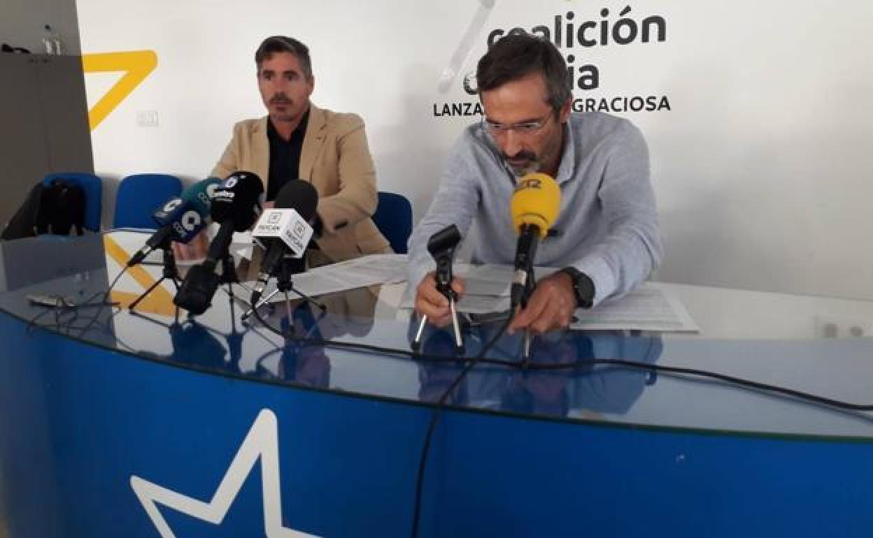 Pedro San Ginés, en rueda de prensa en 2022 en compañía de su abogado. 