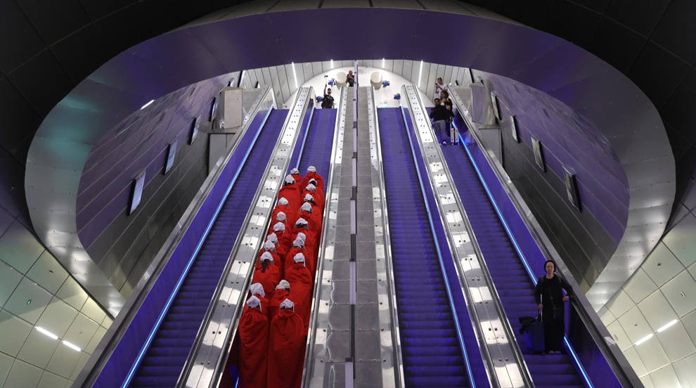 Mujeres disfrazadas como personajes de la serie "El cuento de la criada" caminan por una estación de tren en Jerusalén, Israel, durante una protesta contra la reforma del sistema judicial del Gobierno. 