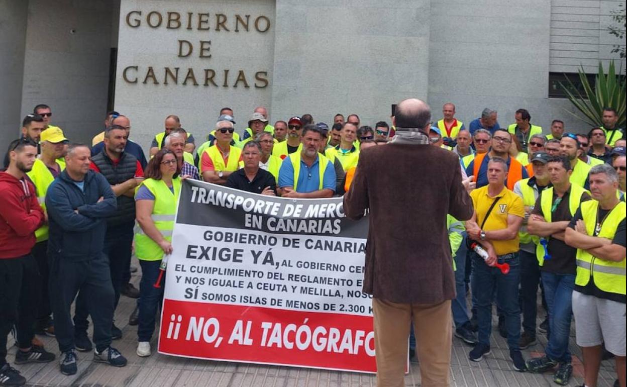 Los transportistas se manifiestan frente a la Presidencia del Gobierno en Las Palmas de G.C.