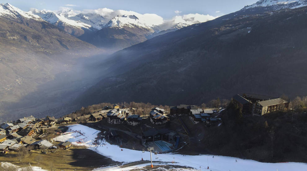 Una fotografía tomada con un dron muestra una vista de una única pista de esquí de nieve artificial en la estación de esquí de Montchavin, parte del dominio de La Plagne, Francia. A una altitud de 1.400 metros sobre el mar. nivel, Francia está experimentando la falta de nieve y su invierno más seco en 64 años, con la cantidad de nieve en los Alpes en uno de los niveles más bajos observados hasta la fecha.