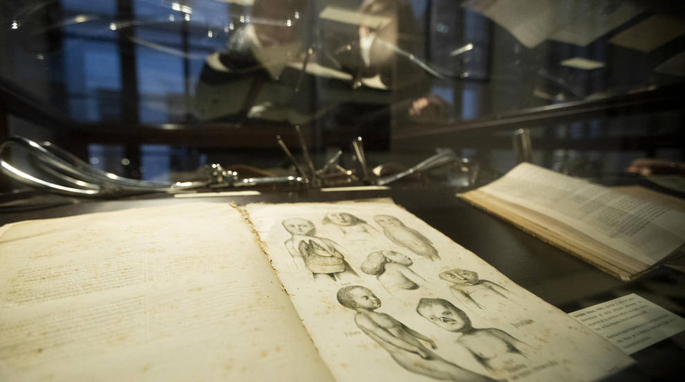 "Maseras, la primera de muchas" es el título de la exposición que inaugura la Facultad de Medicina de la Universidad de Barcelona en su Campus del Hospital Clínic para rendir homenaje y conmemorar el 150 aniversario de la matriculación en esta facultad de María Elena Maseras, la primera mujer médica y la primera mujer que accedió a una universidad en España. 