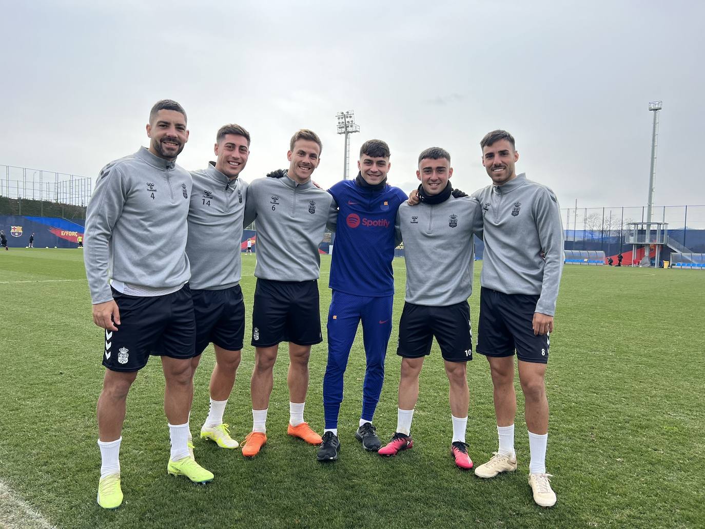 Pedri visitó a sus amigos durante el entrenamiento de la UD en la casa del Barça. 