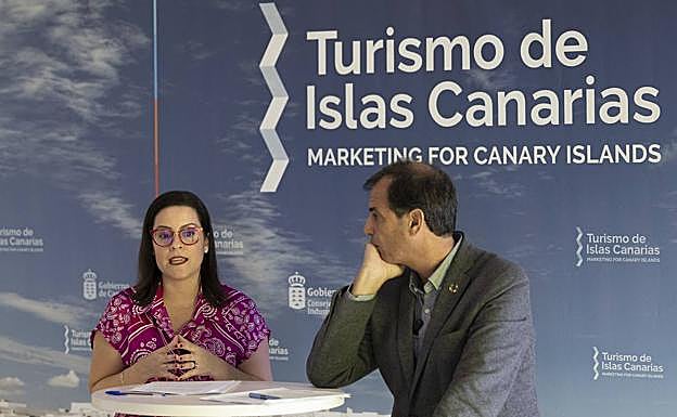 Yaiza Castilla y el gerente de Turismo de Islas Canarias, José Juan Lorenzo. 