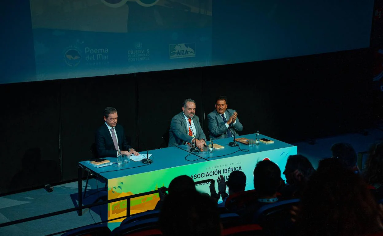 De izquierda a derecha: Christoph Kiessling, vicepresidente del grupo Loro Parque; Javier Almunia, presidente de AIZA; y Luis Ibarra, presidente de la Autoridad Portuaria de Las Palmas, durante el discurso de apertura.