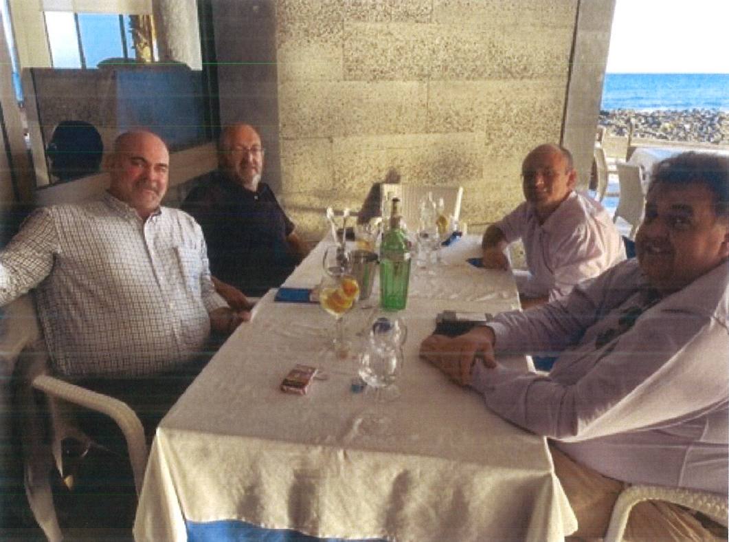Navarro, Juan Bernardo Fuentes, Antonio Bautista y el director general de Medio Ambiente, en un restaurante majorero.