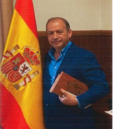 El general Espinosa, con una caja de puros que le mandían mandado de regalo desde Canarias.