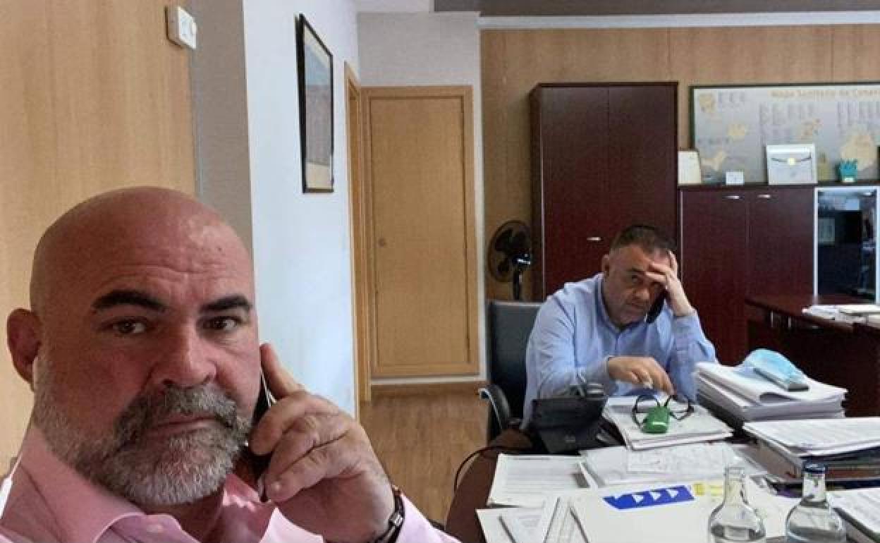 Marco Antonio Navarro con Conrado Domínguez en el despacho que este tenía al frente del Servicio Canario de Salud. 