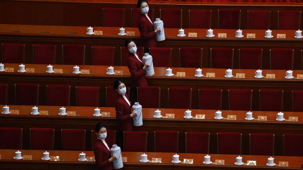 Azafatas llevan teteras antes de la sesión inaugural de la Conferencia Consultiva Política del Pueblo Chino (CCPPC) en el Gran Salón del Pueblo, en Pekín, China. 