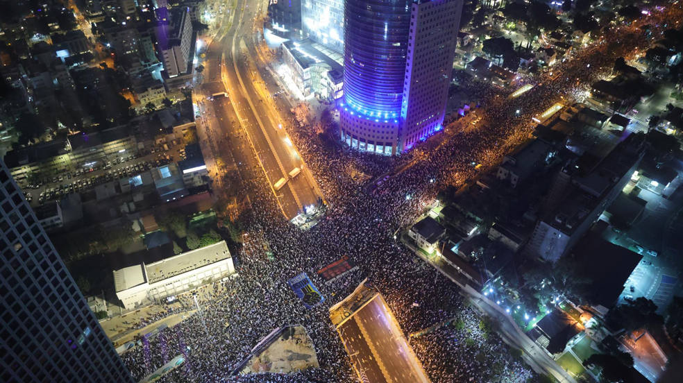 La gente protesta contra el plan de reforma del sistema de justicia del gobierno en Tel Aviv, Israel. Durante semanas se han realizado protestas a nivel nacional contra la reforma del sistema de justicia propuesta por el gobierno, que los críticos dicen que debilitaría el poder de la Corte Suprema de Israel y el estado de derecho. 