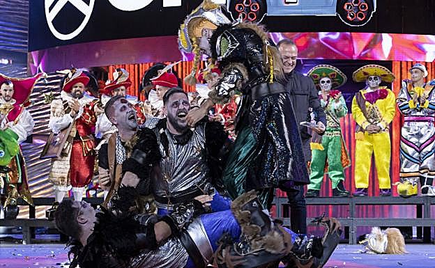 Integrantes de Los Chancletas celebrando su primer premio en el carnaval 2023. 