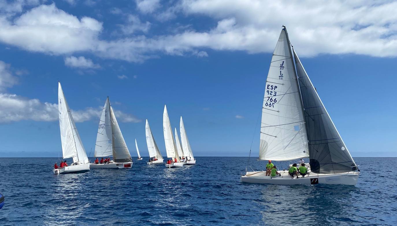 En plena faena sobre el mar. 